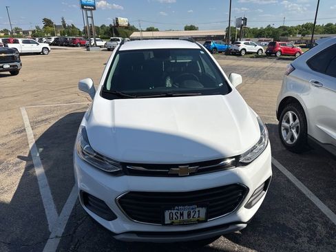 Used 2020 Chevrolet Trax LT w/ LT Convenience Package FWD image 2
