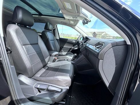 Used 2020 Volkswagen Tiguan SEL AWD/4WD image 16