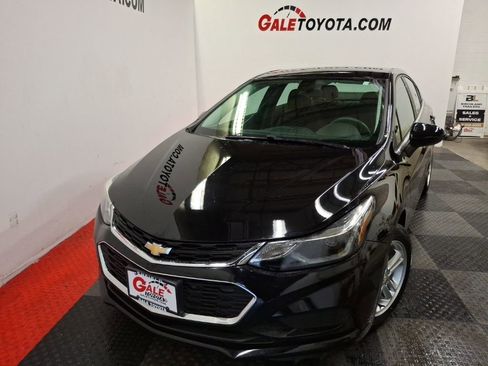 Used 2017 Chevrolet Cruze LT image 3