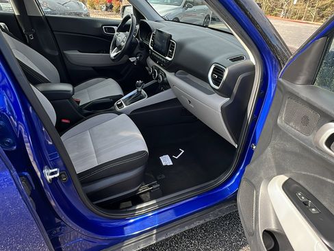 Used 2023 Hyundai Venue SEL image 19
