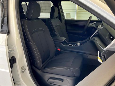 New 2025 Jeep Grand Cherokee L Laredo w/ Luxury Tech Group I image 9