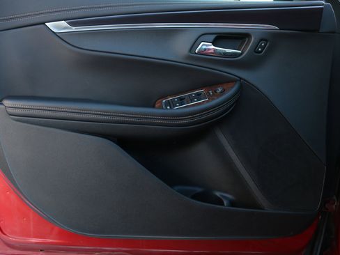 Used 2015 Chevrolet Impala LT w/ Convenience Package image 18