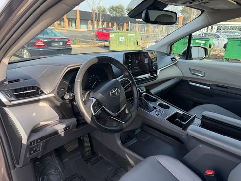 Used 2023 Toyota Sienna XLE image 10