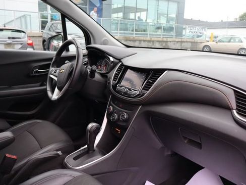 Used 2022 Chevrolet Trax LT w/ LT Convenience Package AWD/4WD image 35