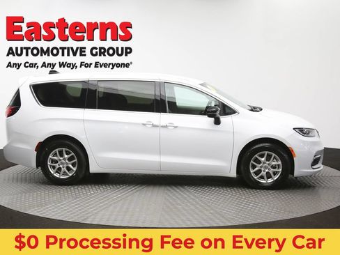 Used 2024 Chrysler Pacifica Touring-L FWD image 47