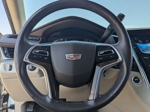 Used 2017 Cadillac Escalade ESV Luxury AWD/4WD image 30