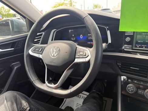 Used 2022 Volkswagen Jetta SE w/ Panoramic Sunroof Package FWD image 32