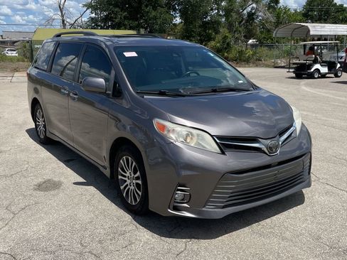 Used 2020 Toyota Sienna XLE Premium FWD image 2