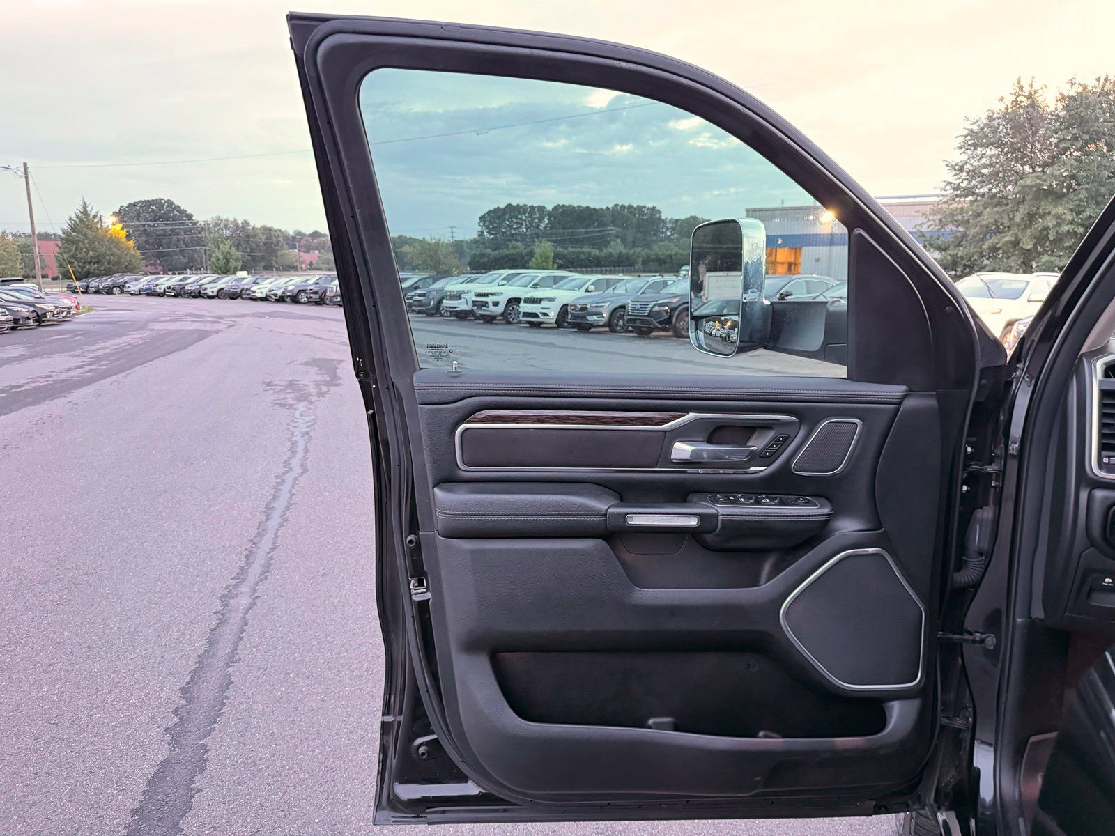 Used 2019 RAM 1500 Laramie AWD/4WD image 23