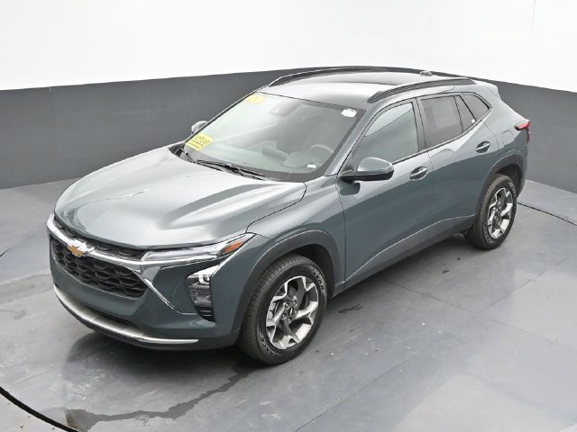 Used 2025 Chevrolet Trax LT FWD image 38