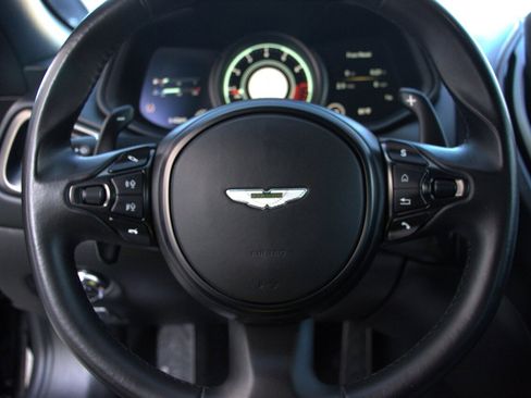 Used 2018 Aston Martin DB11 Coupe image 11