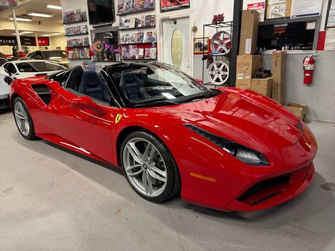 Used 2018 Ferrari 488 Spider image 3