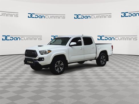 Used 2017 Toyota Tacoma TRD Sport image 4