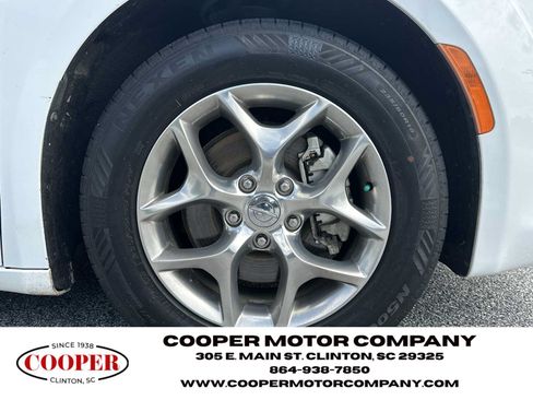 Used 2017 Chrysler Pacifica Limited w/ UConnect Theater Package FWD image 12