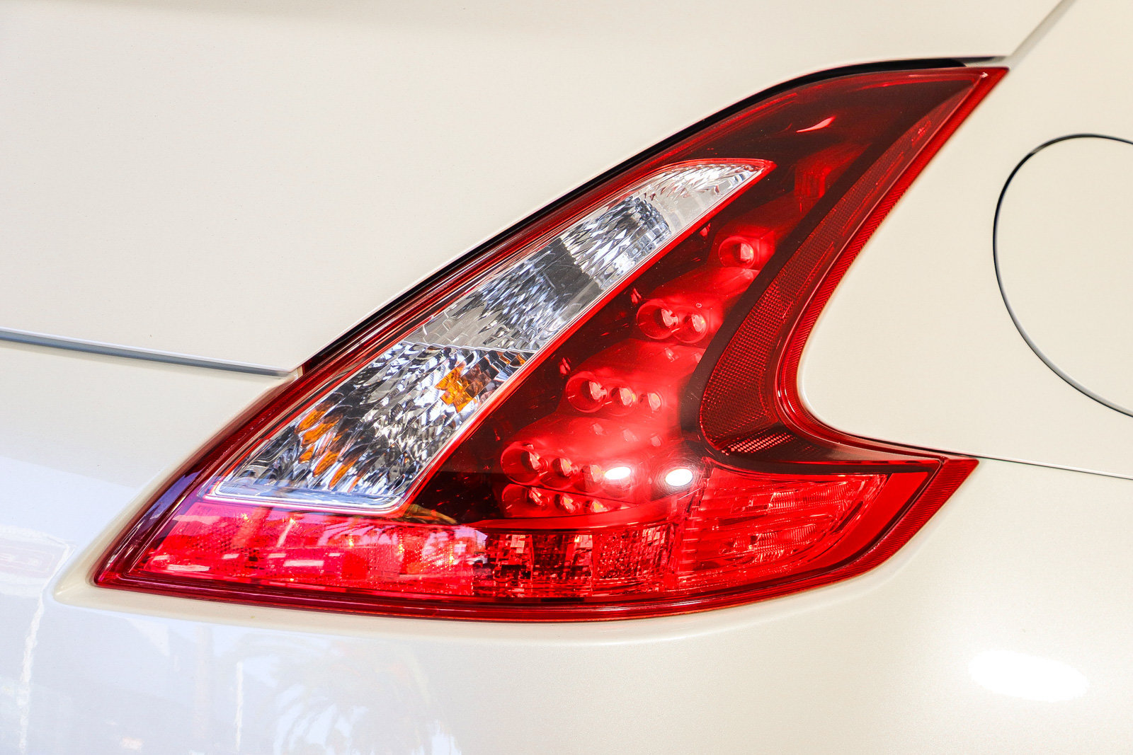 Used 2019 Nissan 370Z Coupe w/ Z34 Heritage Edition - White RWD image 9