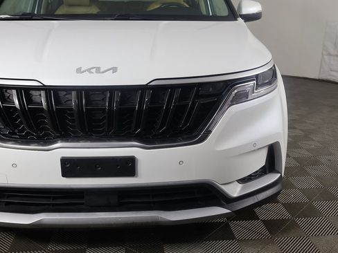 Used 2023 Kia Carnival EX image 14