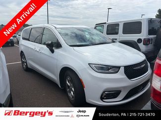 Used 2024 Chrysler Pacifica Limited FWD video 1