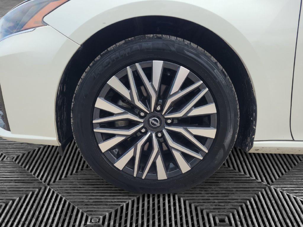 Used 2024 Nissan Altima 2.5 SV FWD image 14