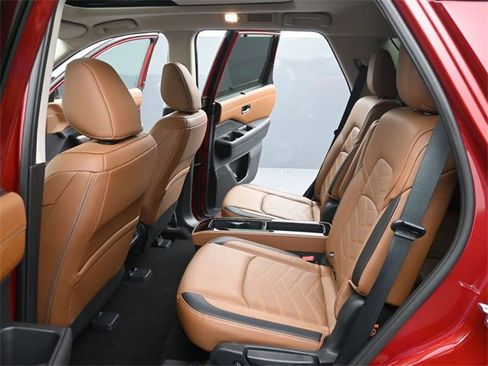 Used 2025 Nissan Pathfinder Platinum image 10