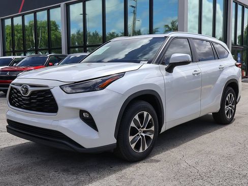 Used 2023 Toyota Highlander XLE FWD image 7