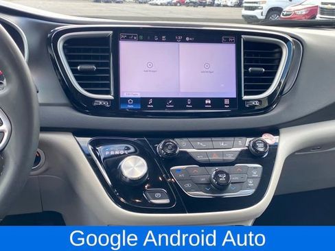 Used 2024 Chrysler Pacifica Touring-L image 11