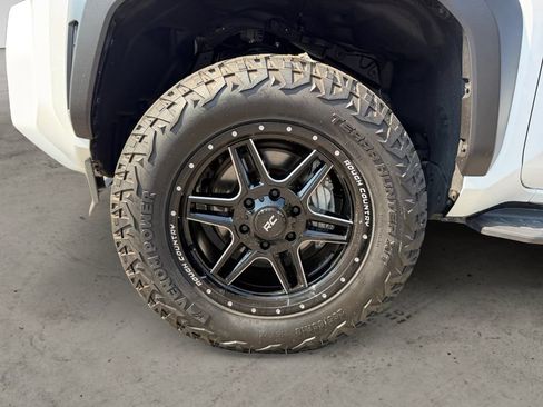 Used 2025 Toyota 4Runner SR5 AWD/4WD image 9