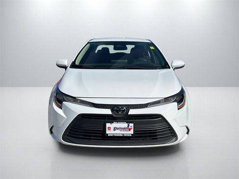 Used 2025 Toyota Corolla LE image 2