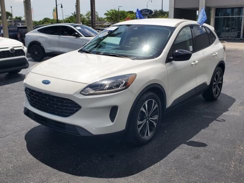 Used 2021 Ford Escape SE w/ SE Sport Appearance Package FWD image 3