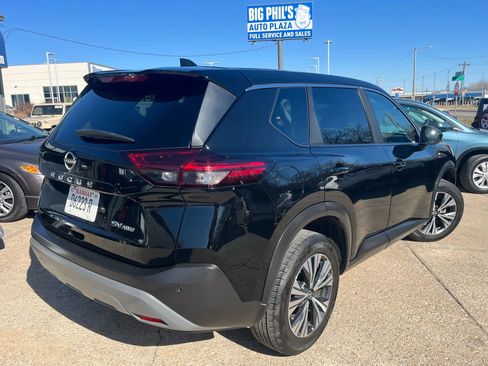 Used 2023 Nissan Rogue SV image 3