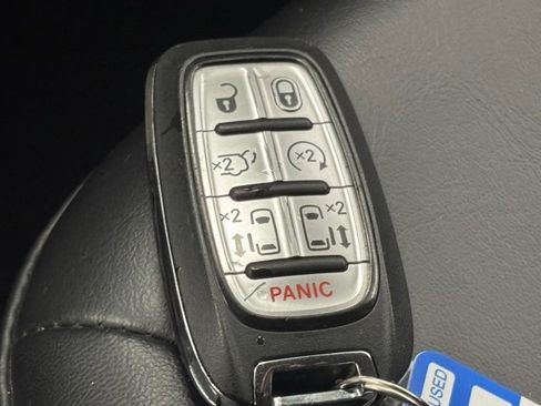 Used 2024 Chrysler Pacifica Select image 37