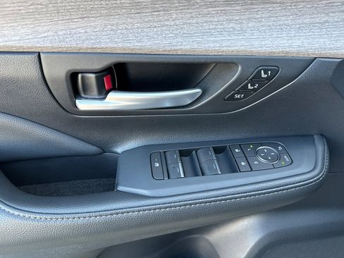 Used 2025 Toyota Grand Highlander AWD image 11