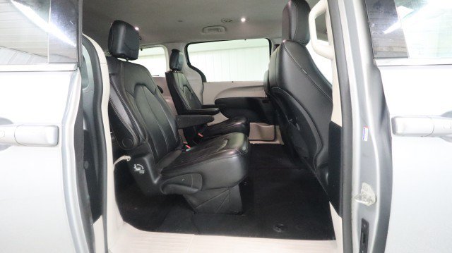 Used 2020 Chrysler Pacifica Touring-L FWD image 11