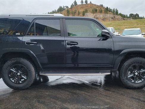 Used 2018 Toyota 4Runner SR5 AWD/4WD image 5