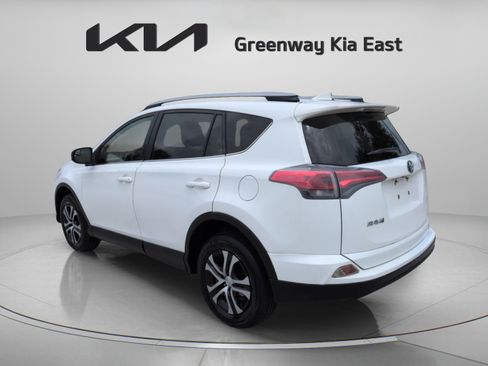 Used 2017 Toyota RAV4 LE FWD image 8