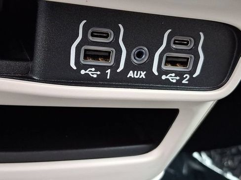 Used 2024 Chrysler Pacifica Touring-L FWD image 26
