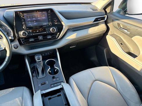 Used 2022 Toyota Highlander XLE image 30