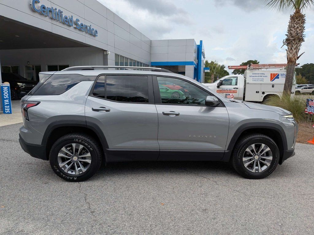 Used 2025 Chevrolet Equinox LT w/ Convenience Package II FWD image 3