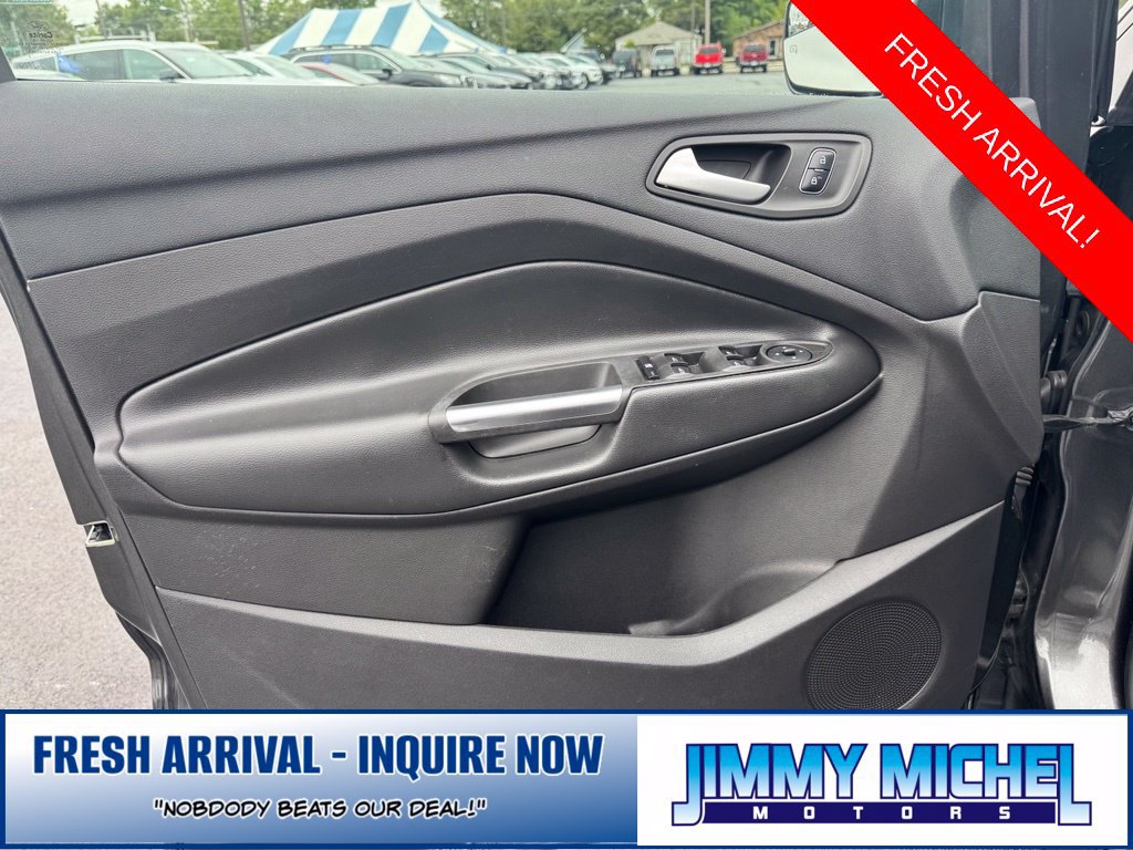 Used 2017 Ford Escape SE w/ SE Cold Weather Package FWD image 2