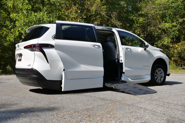 Used 2024 Toyota Sienna XLE w/ XLE Plus Package FWD image 2
