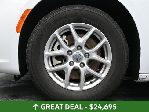 Used 2024 Chrysler Pacifica Touring-L image 17