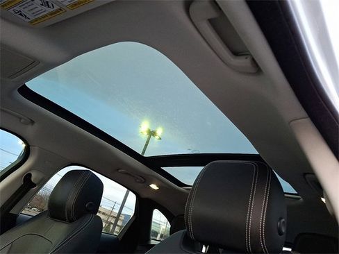 Used 2017 Jaguar F-PACE R-Sport image 14