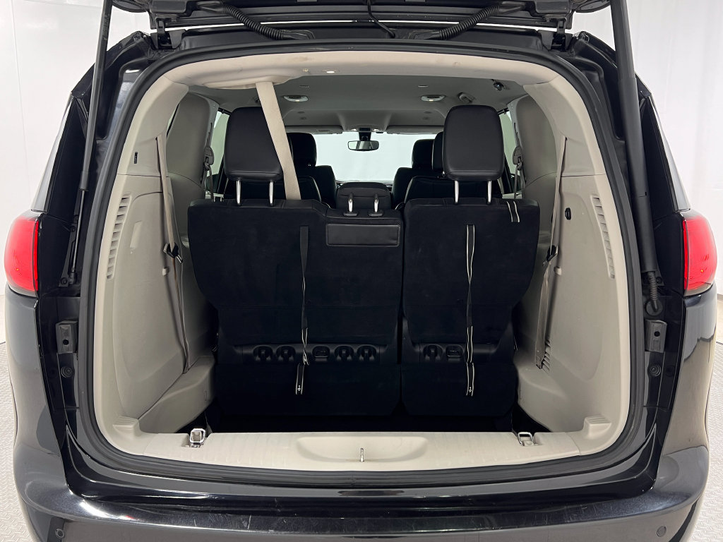Used 2019 Chrysler Pacifica Touring-L FWD image 28