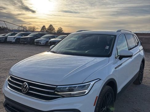 Used 2022 Volkswagen Tiguan SE image 1