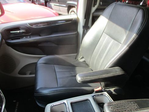 Used 2013 Chrysler Town & Country Touring image 9