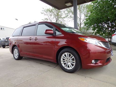 Used 2015 Toyota Sienna XLE w/ XLE Navigation Package FWD image 3