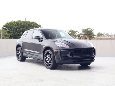 Certified 2025 Porsche Macan image 7