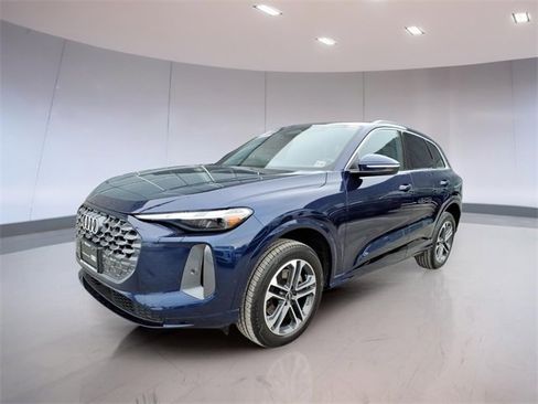 Used 2025 Audi Q5 Premium w/ Convenience Package image 3