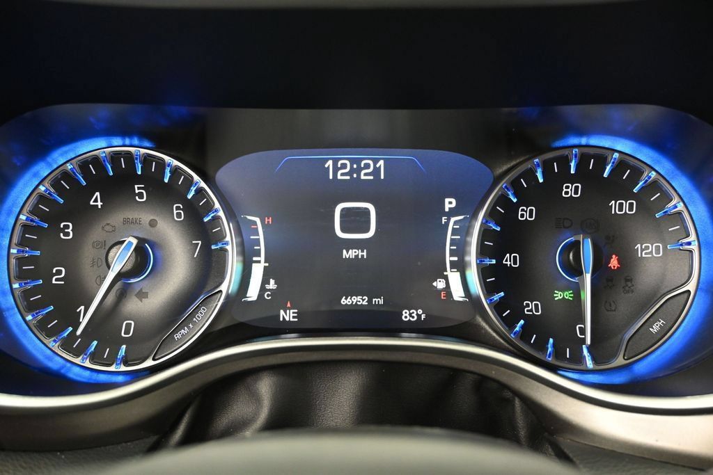 Used 2024 Chrysler Pacifica Touring-L FWD image 27