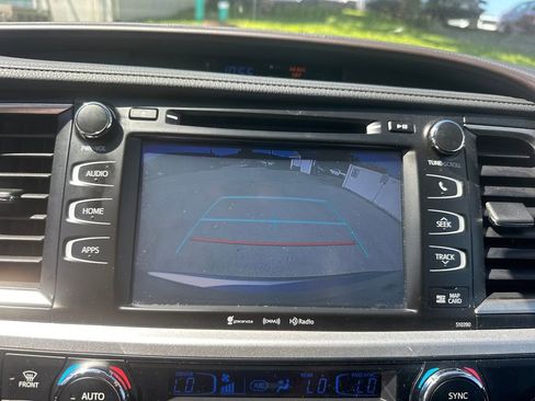 Used 2019 Toyota Highlander XLE AWD/4WD image 16