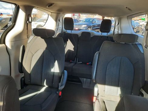 Used 2023 Chrysler Voyager LX image 10